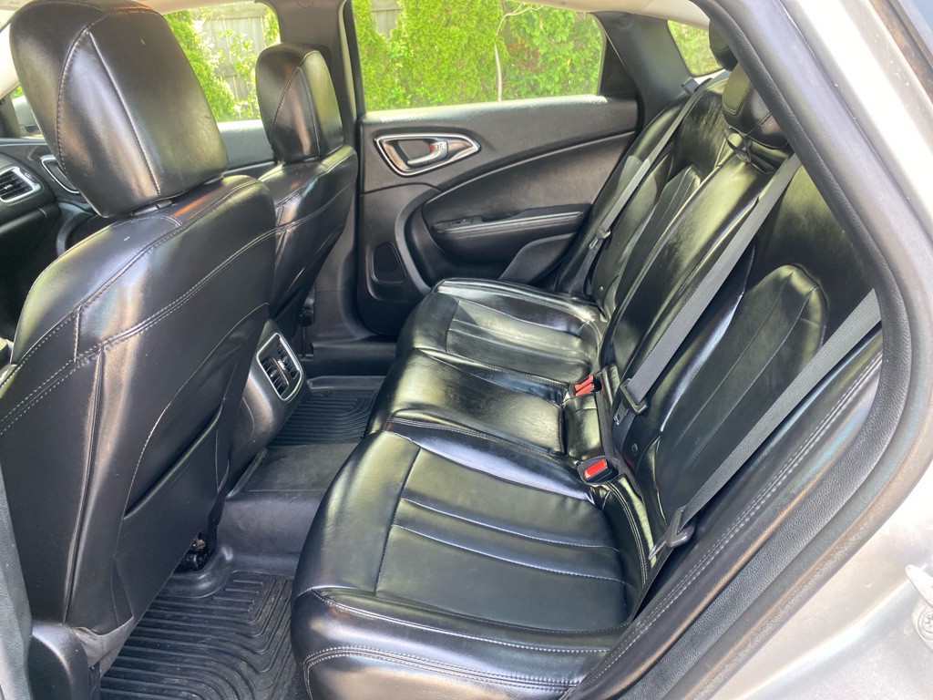 2016 Chrysler 200 Image 17