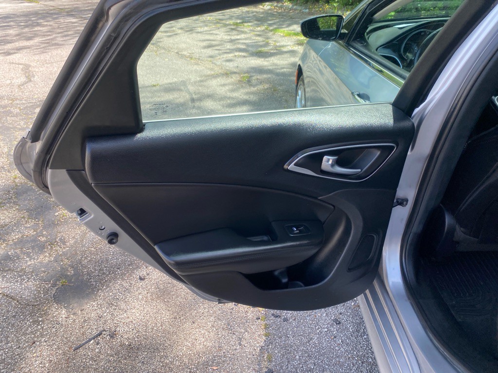 2016 Chrysler 200 Image 18