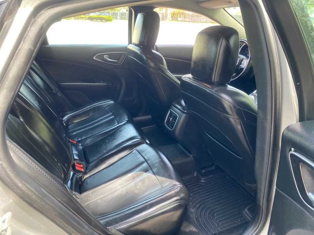 2016 Chrysler 200 Image 20