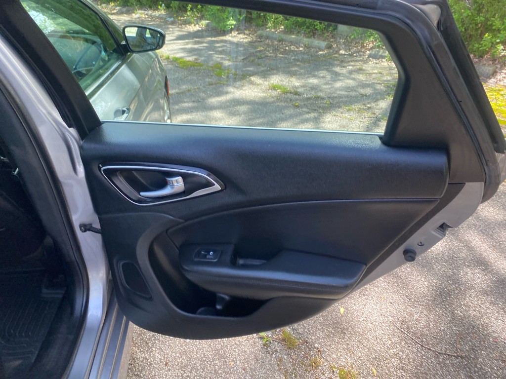 2016 Chrysler 200 Image 21