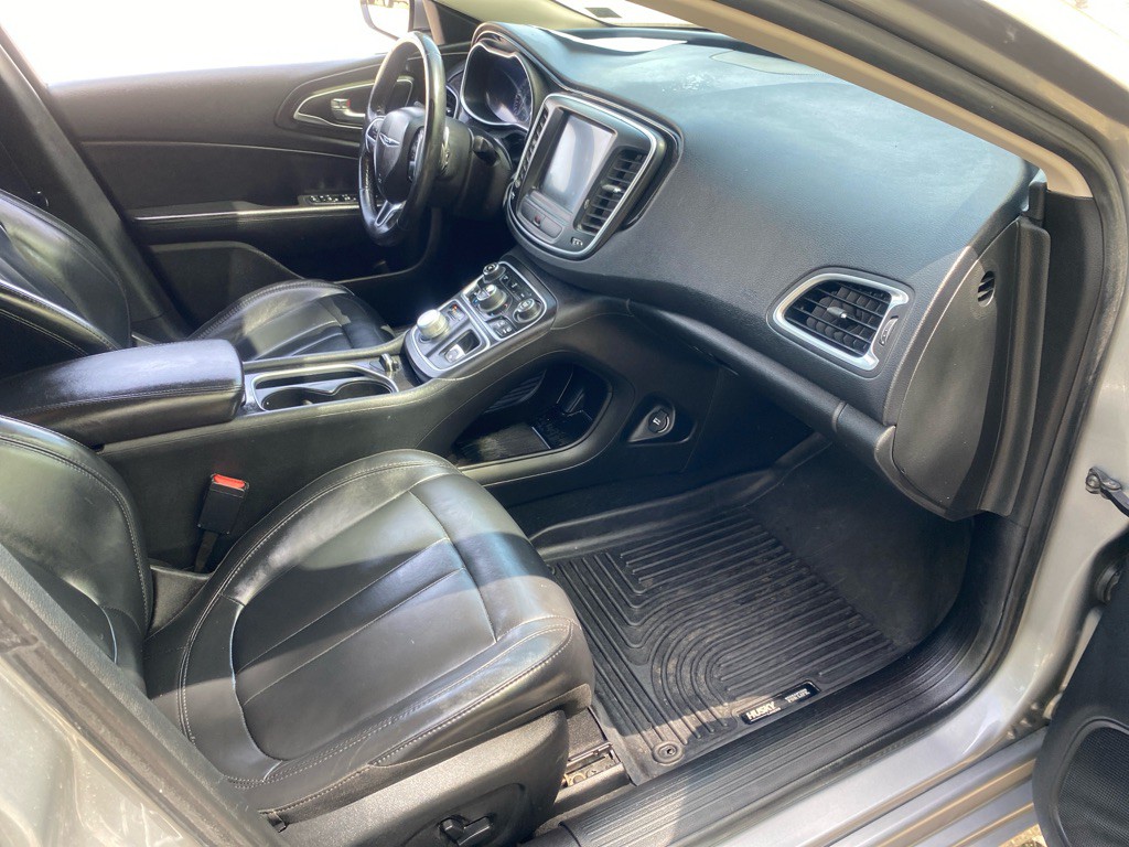 2016 Chrysler 200 Image 22