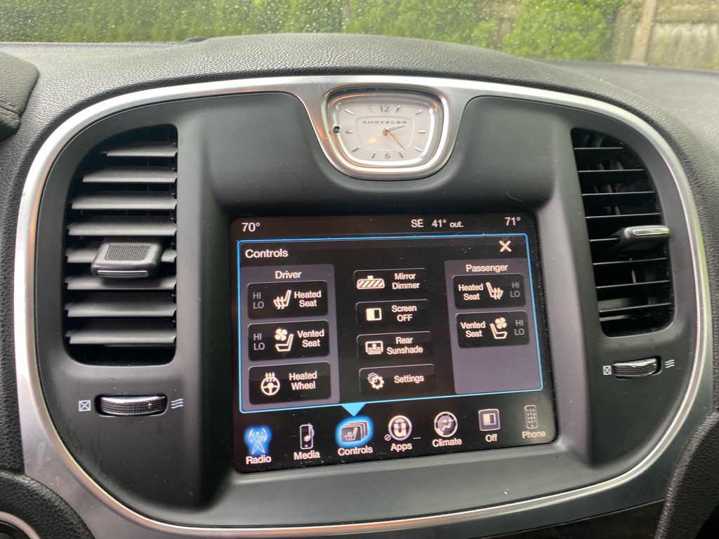 2016 Chrysler 300 Image 15