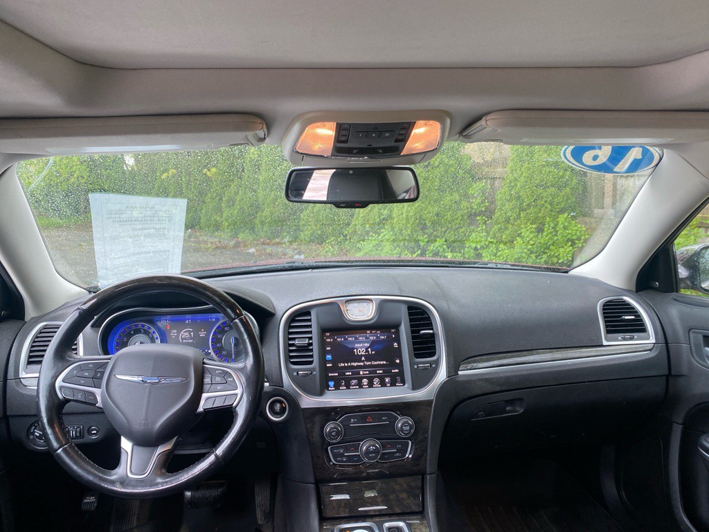 2016 Chrysler 300 Image 19
