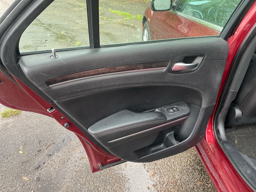 2016 Chrysler 300 Image 21