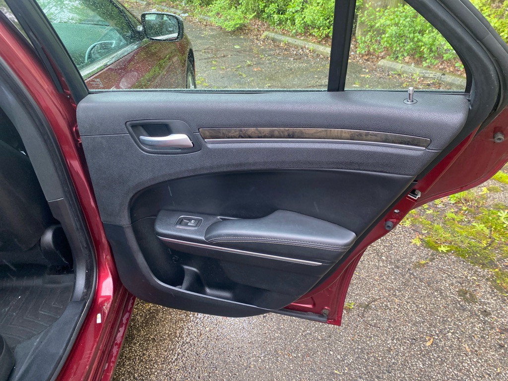 2016 Chrysler 300 Image 24