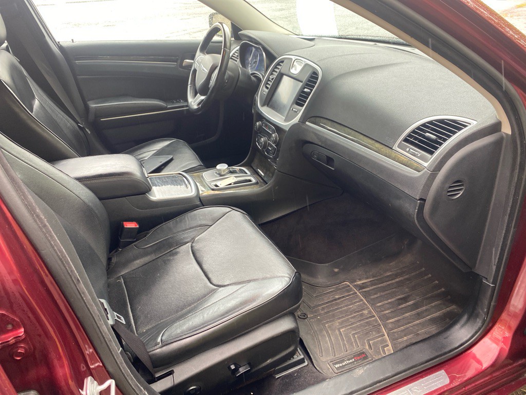 2016 Chrysler 300 Image 25