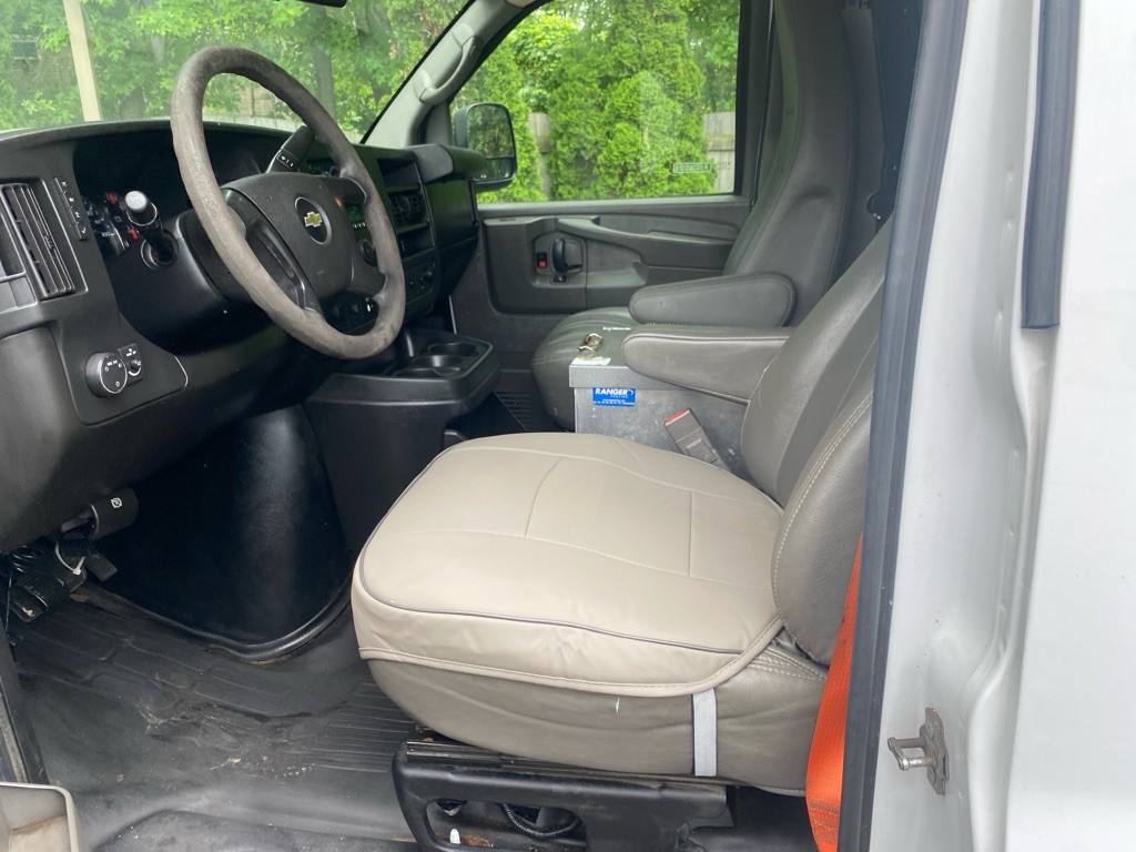 2015 Chevrolet Express Image 9