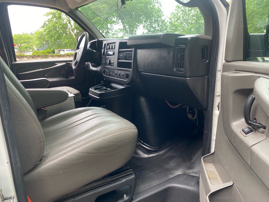2015 Chevrolet Express Image 21