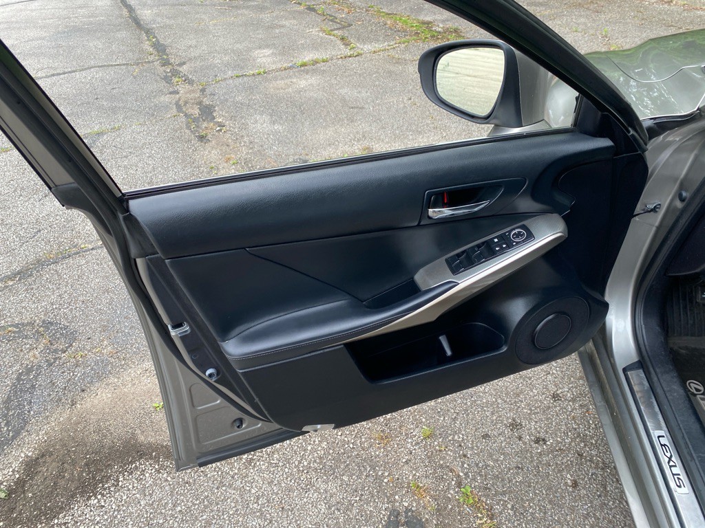 2015 Lexus IS Image 18