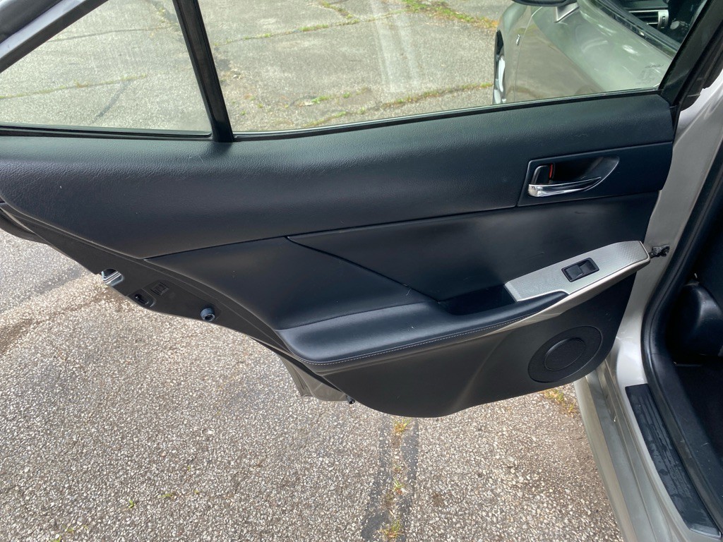 2015 Lexus IS Image 21