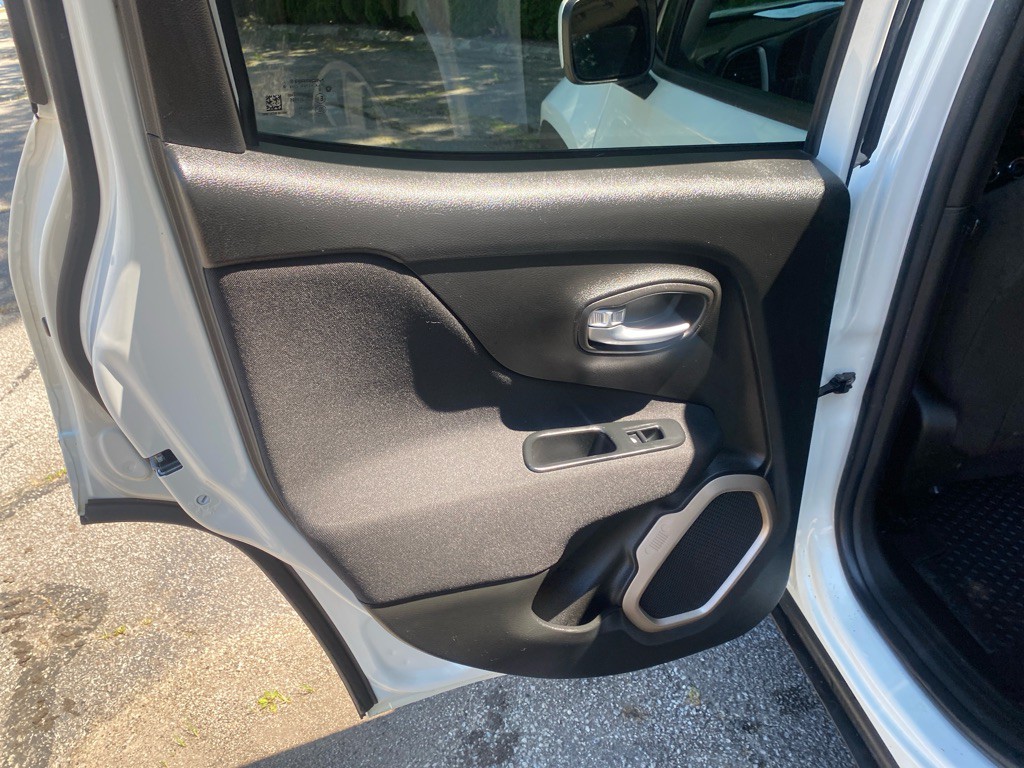 2016 Jeep Renegade Image 18