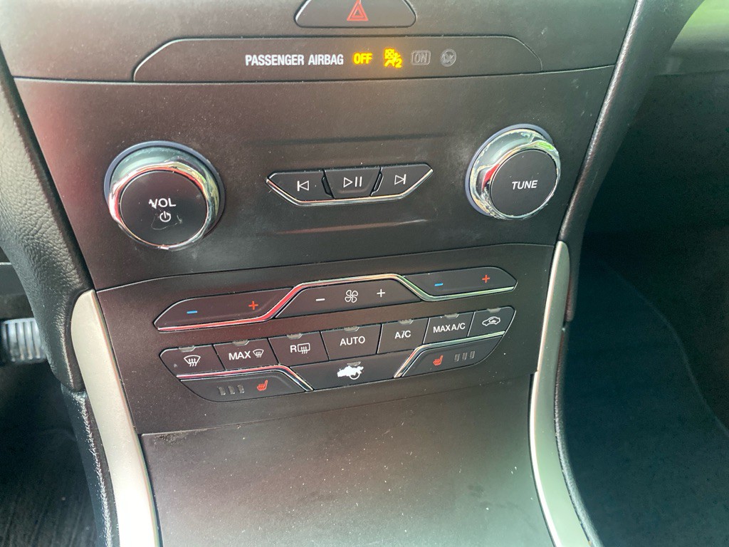 2019 Ford Edge Image 15