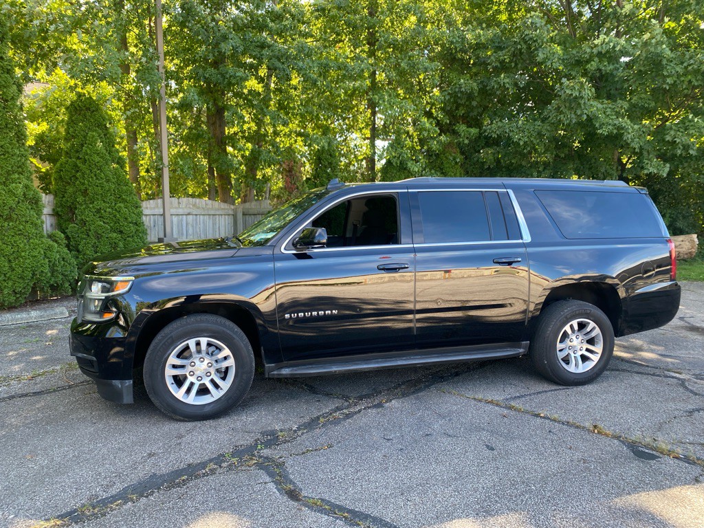 2017 Chevrolet Suburban Image 2
