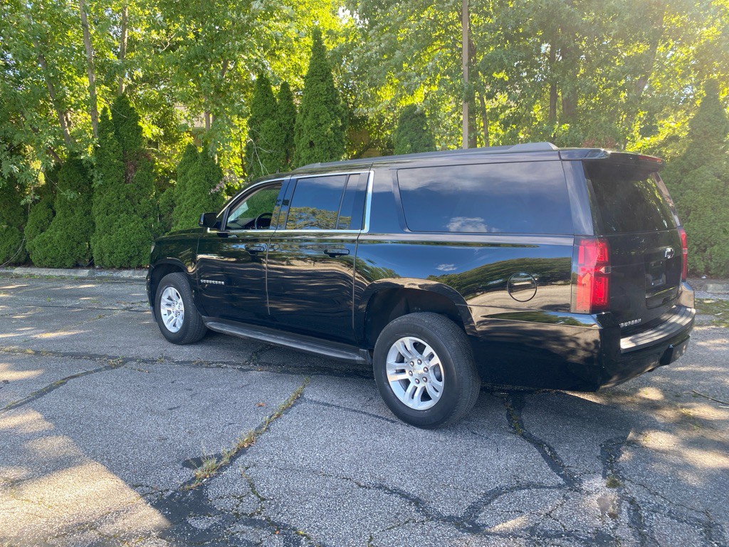 2017 Chevrolet Suburban Image 3