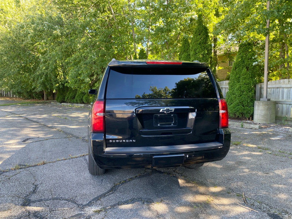2017 Chevrolet Suburban Image 4