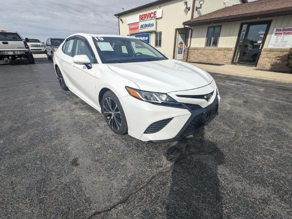 2019 Toyota Camry Image 2