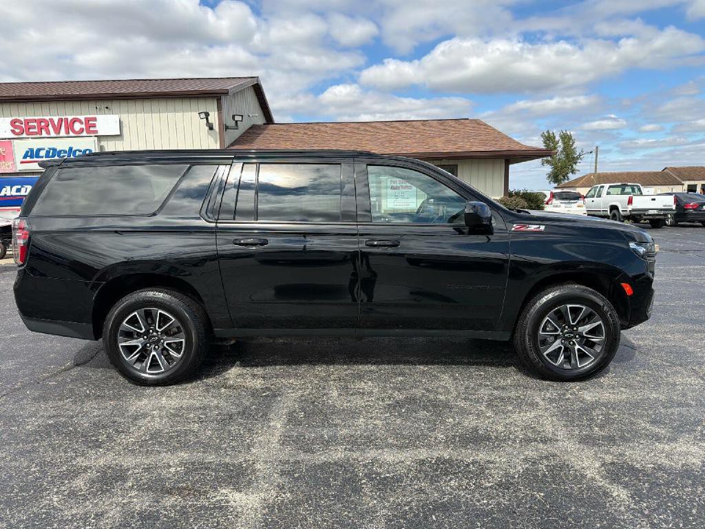 2022 Chevrolet Suburban Image 2