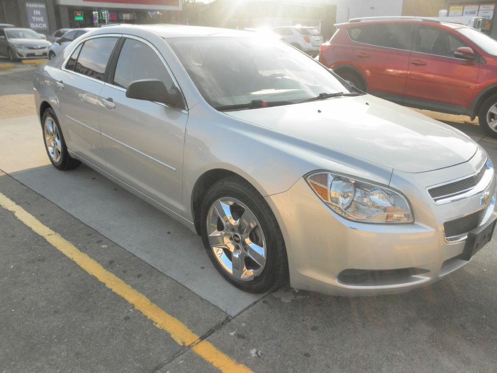 2012 Chevrolet Malibu Image 2