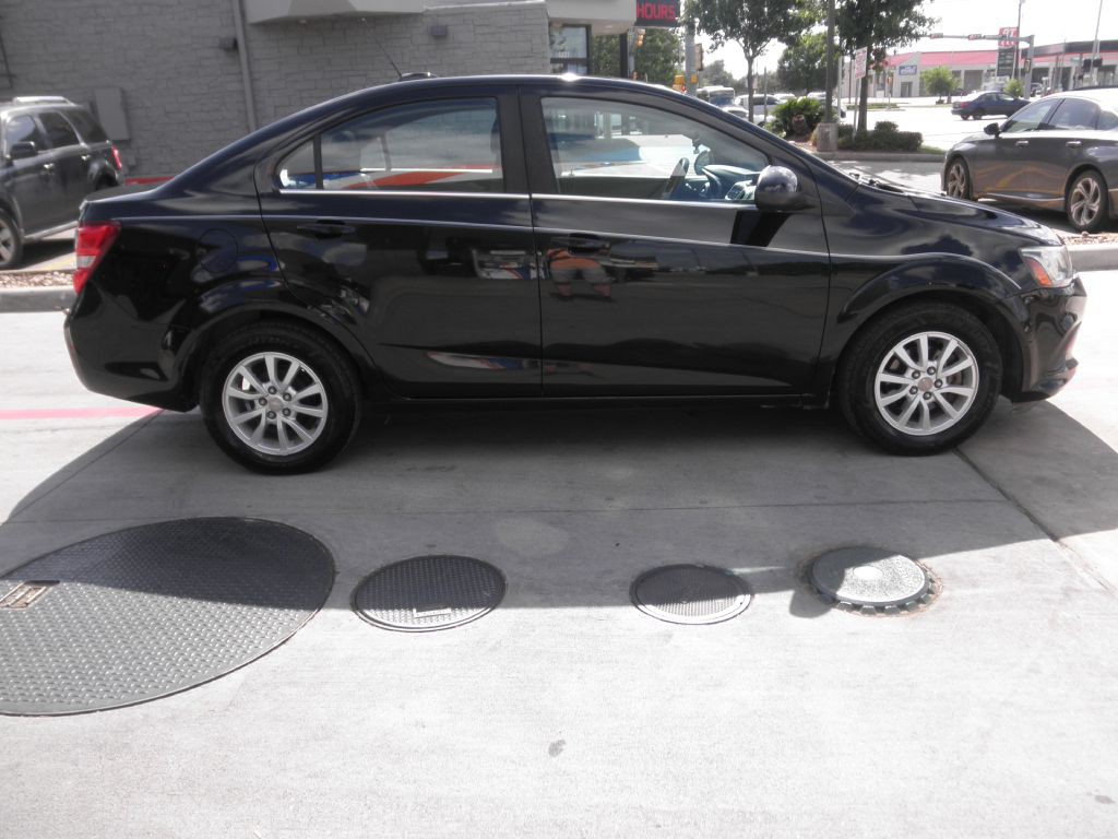 2017 Chevrolet Sonic Image 2