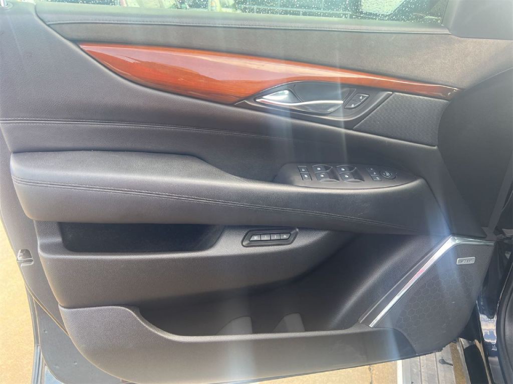 2016 Cadillac Escalade Image 19