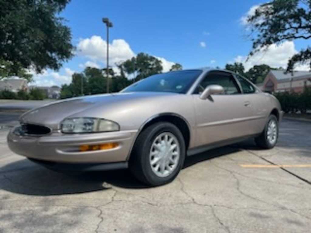 1995 Buick Riviera Image 2