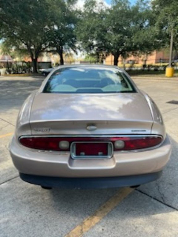 1995 Buick Riviera Image 3