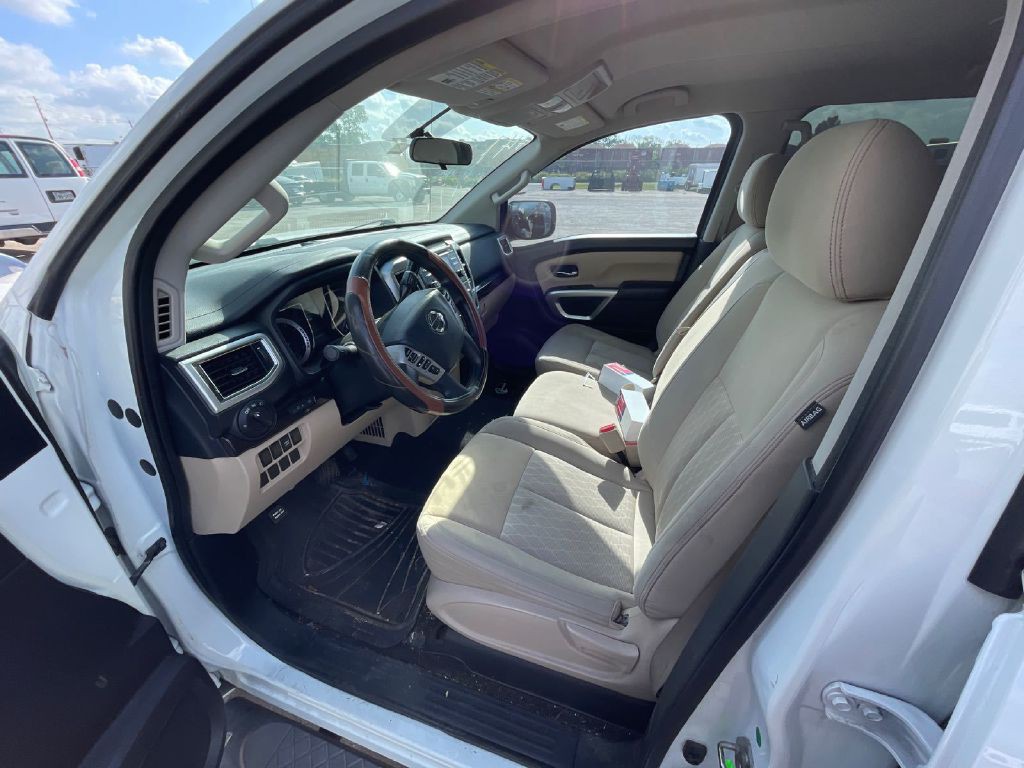 2017 Nissan Titan Image 6