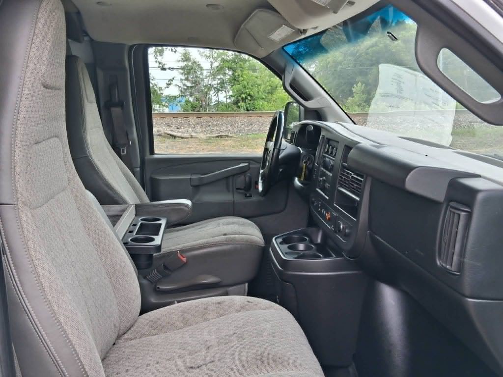 2017 GMC Savana Image 12