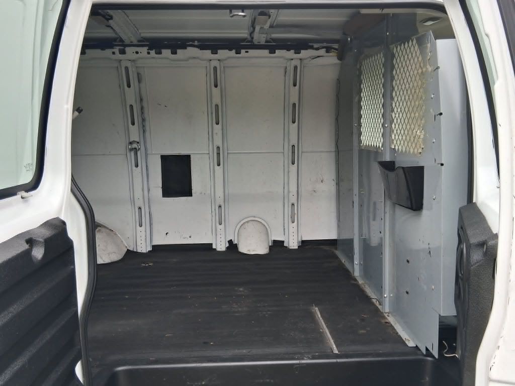 2017 GMC Savana Image 13