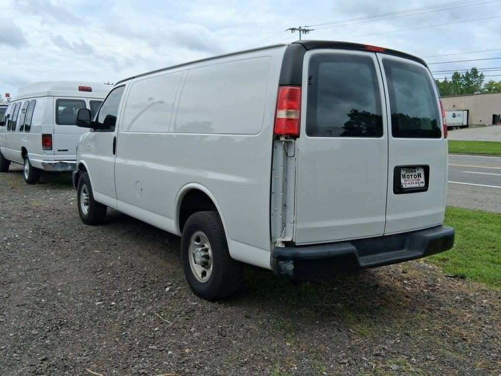 2017 Chevrolet Express Image 3