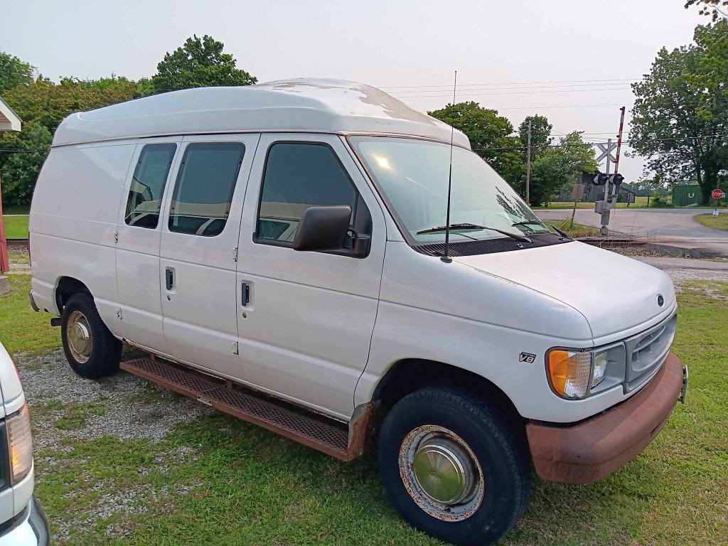 2001 Ford Econoline Image 2