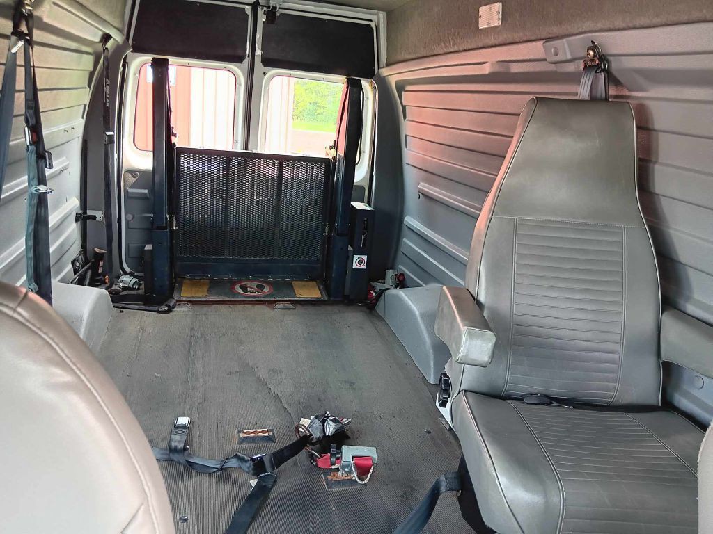 2001 Ford Econoline Image 8