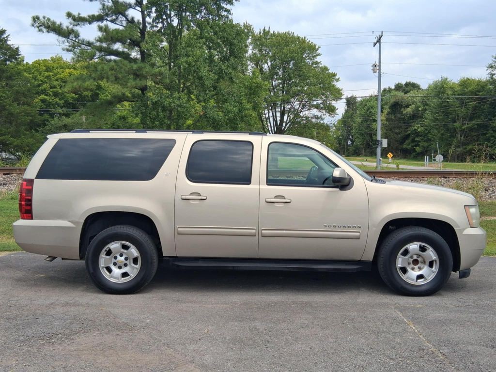 2010 Chevrolet Suburban Image 7