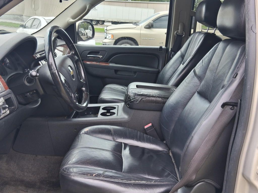 2010 Chevrolet Suburban Image 8