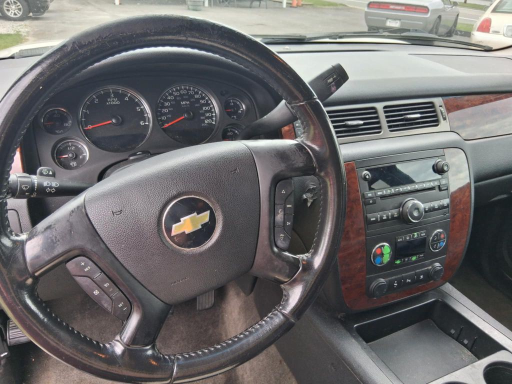 2010 Chevrolet Suburban Image 9