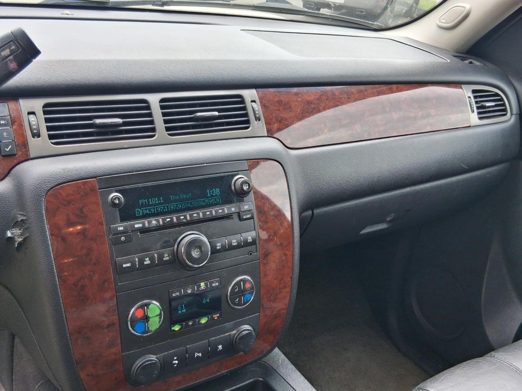 2010 Chevrolet Suburban Image 10