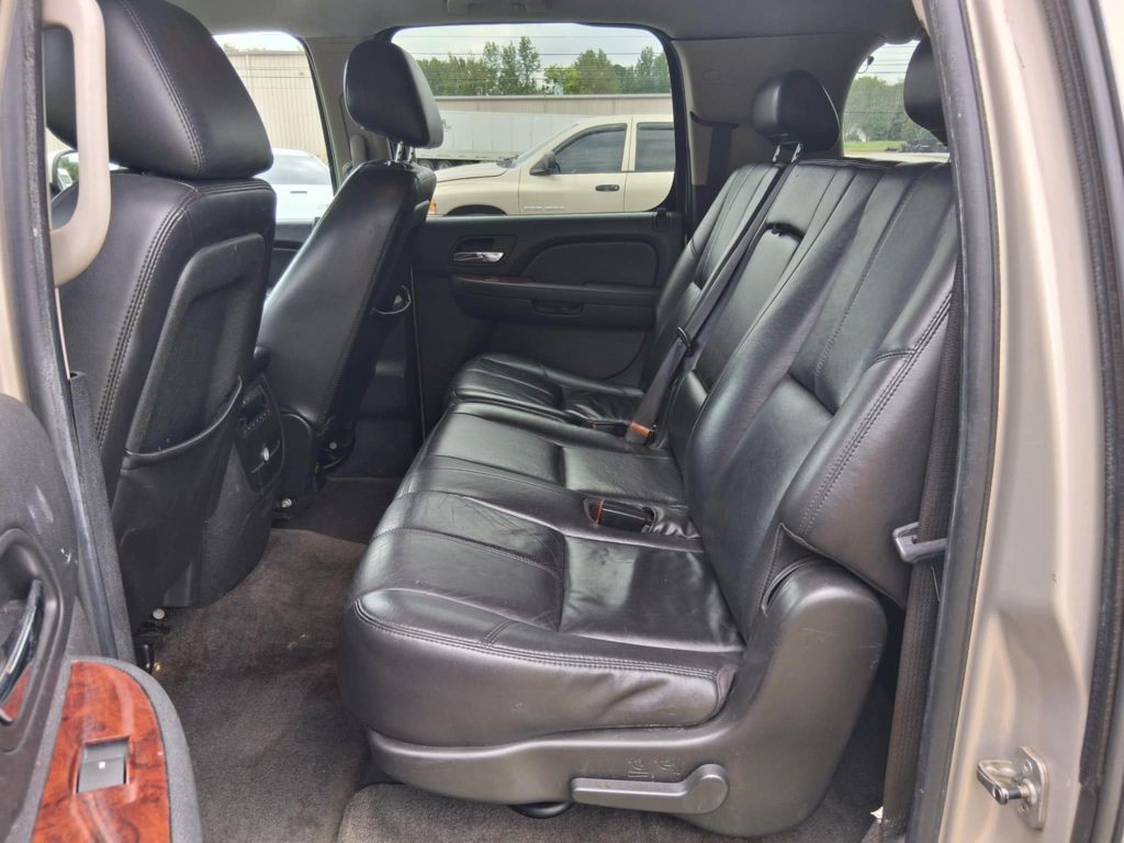 2010 Chevrolet Suburban Image 11
