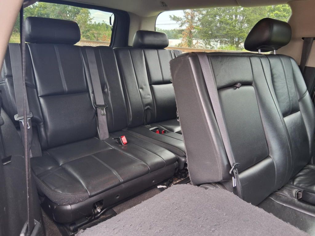 2010 Chevrolet Suburban Image 12