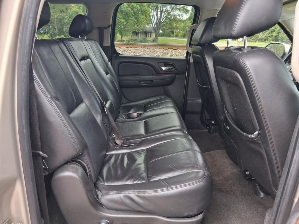 2010 Chevrolet Suburban Image 13