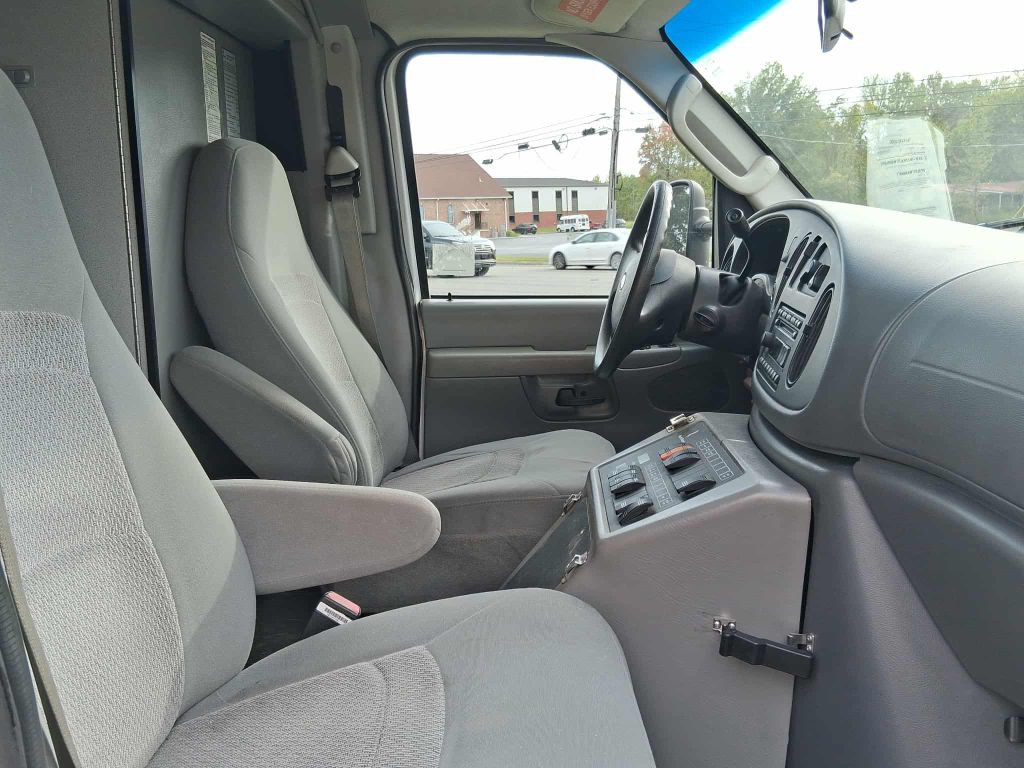 2006 Ford Econoline Image 8