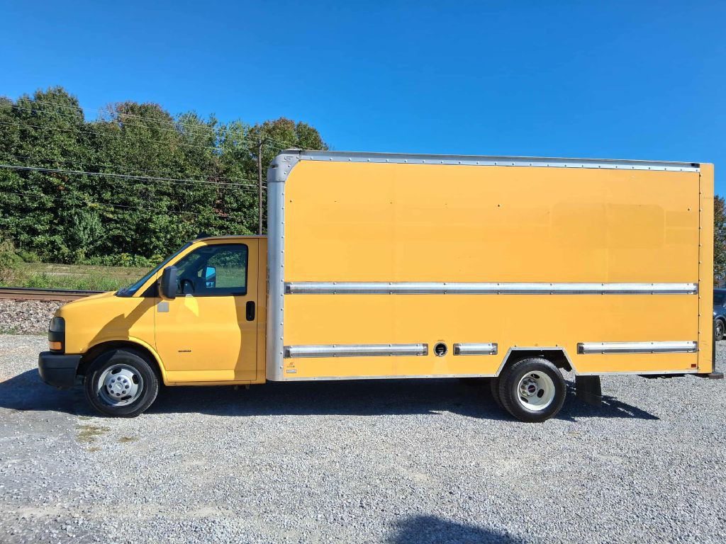 2018 GMC Savana Image 2