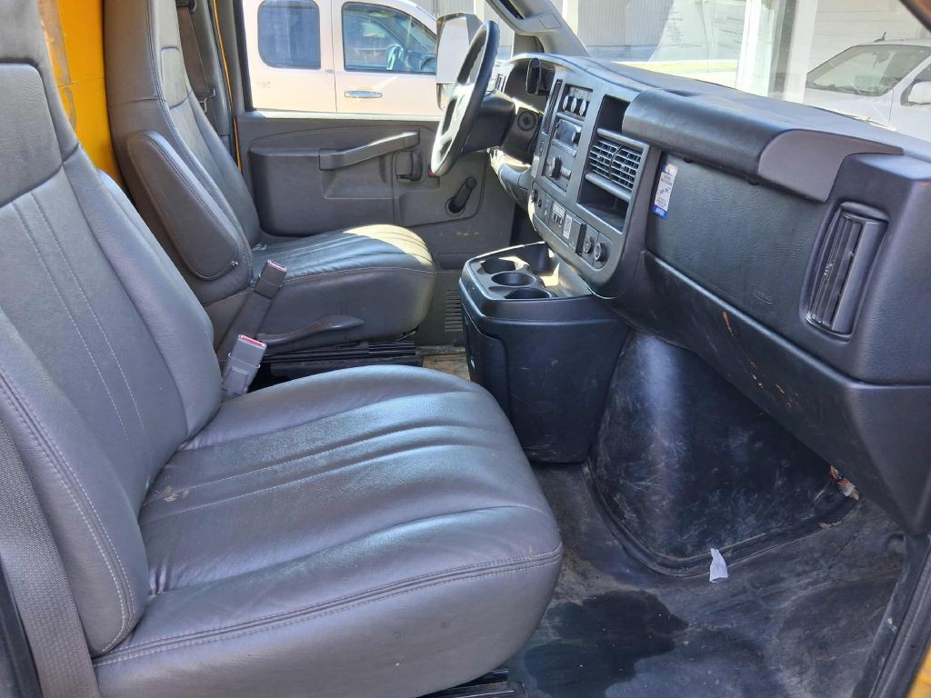 2018 GMC Savana Image 17