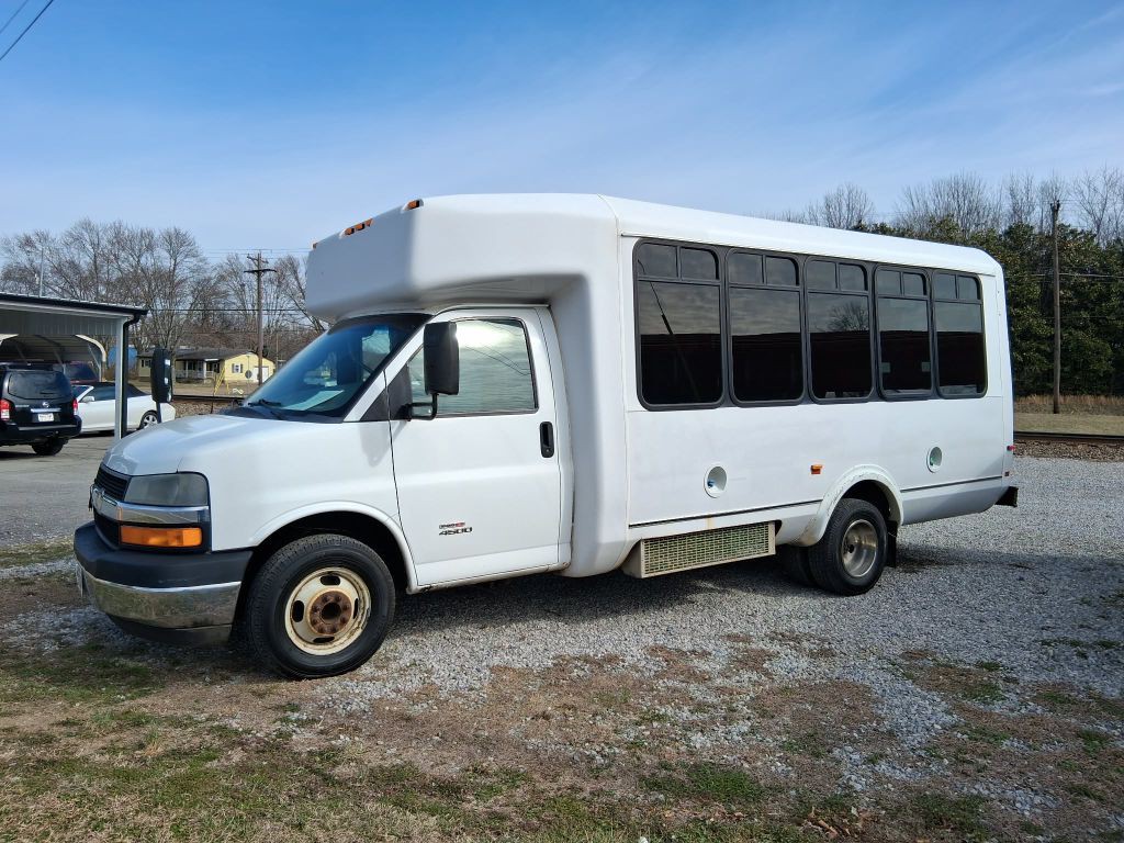 2010 Chevrolet Express Image 4