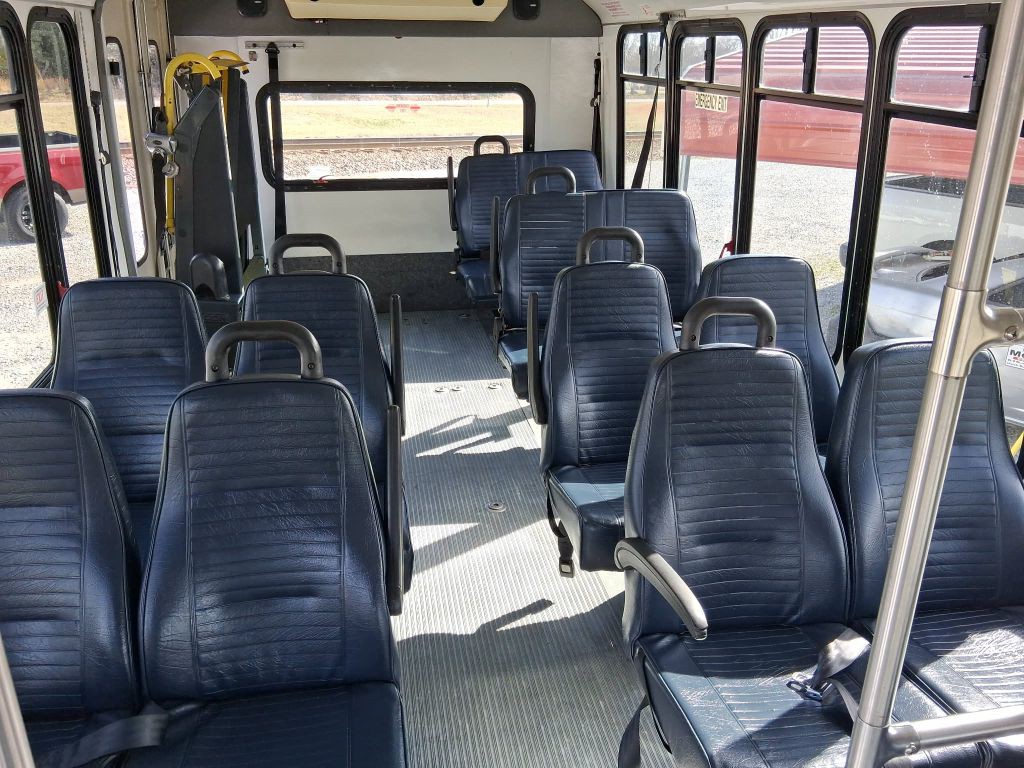 2010 Chevrolet Express Image 9