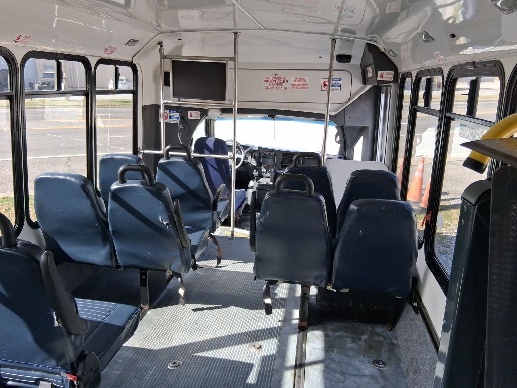 2010 Chevrolet Express Image 10