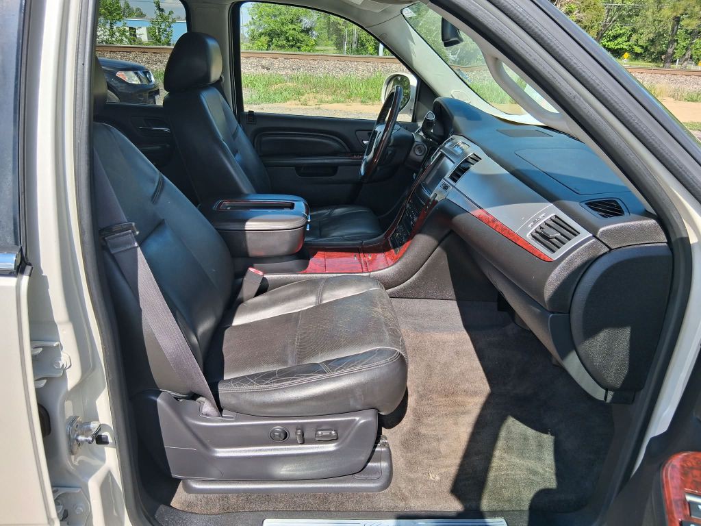 2013 Cadillac Escalade Image 12