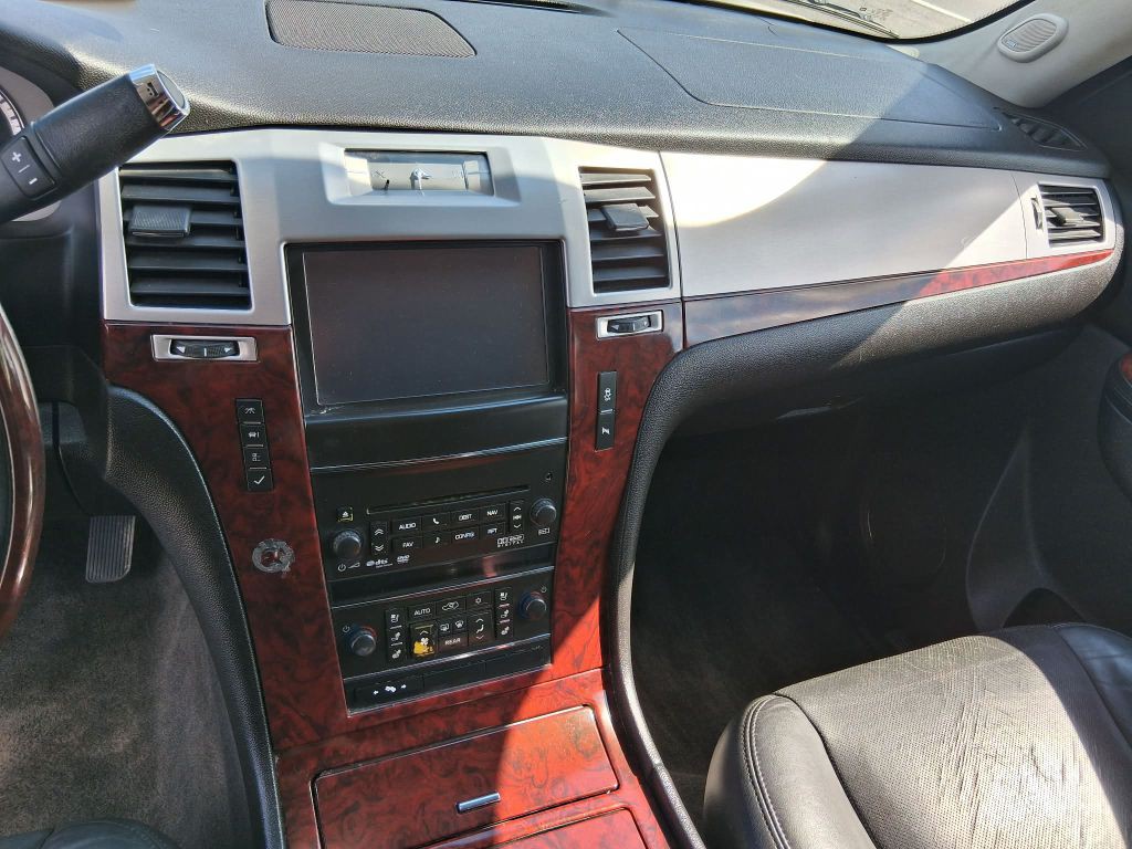 2013 Cadillac Escalade Image 8