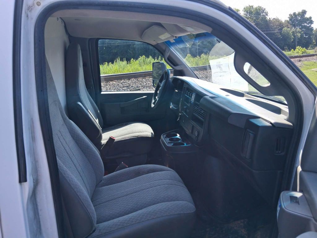 2017 GMC Savana Image 8