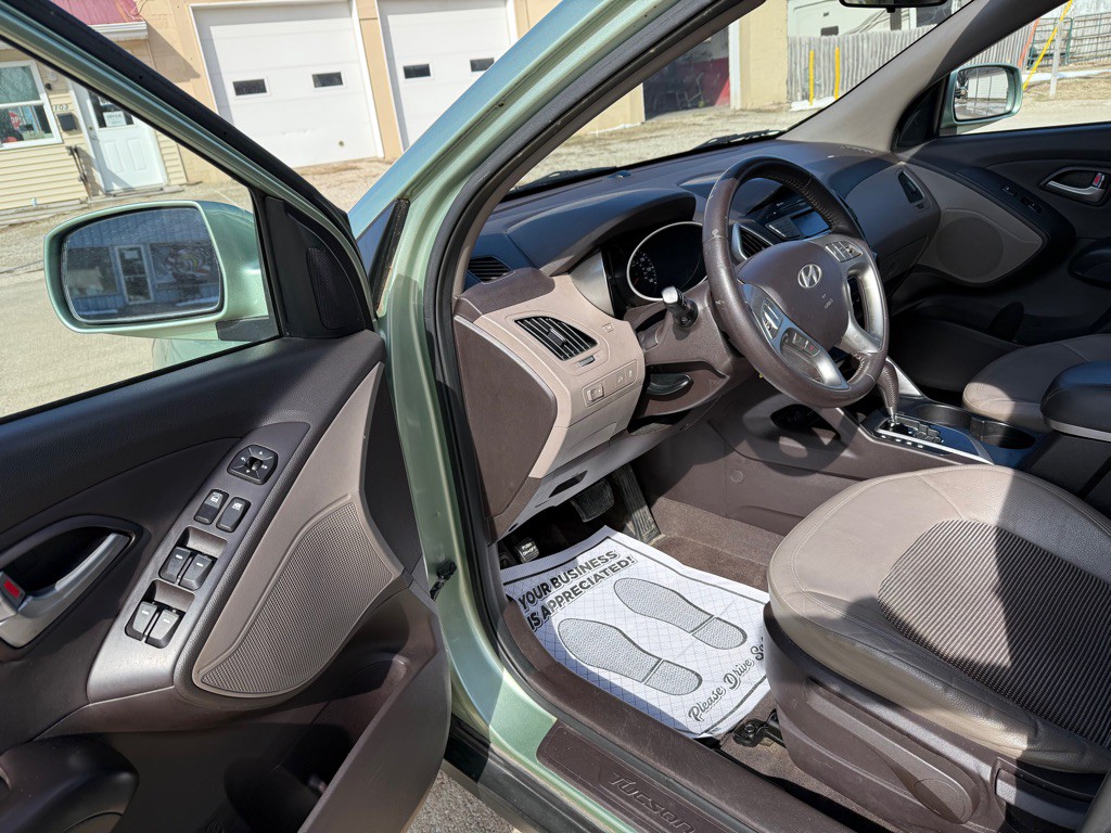 2011 Hyundai Tucson Image 8