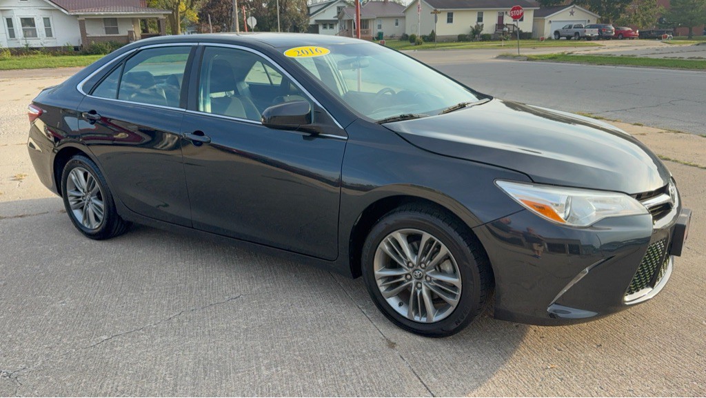 2016 Toyota Camry Image 1